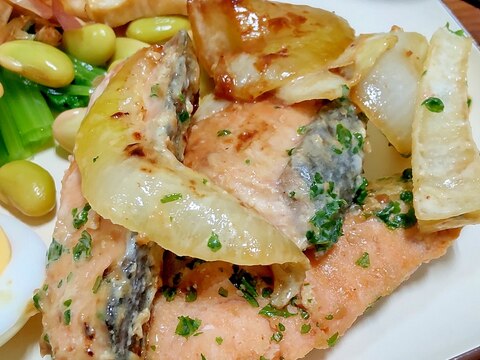 鮭と玉ねぎのマヨ炒め